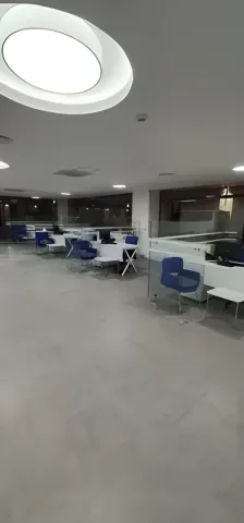 Gişe masaları ve bekleme alanı bulunan şube içi