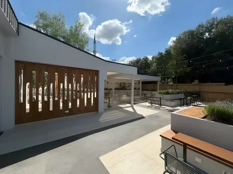 Ahşap desenli cephe paneli ve açık oturma alanı, Marmara Bahçe Pendik