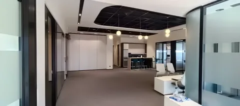 Siyah çerçeveli cam bölmeler ve ortak alan