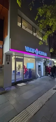 Pembe LED bantlı tabelasıyla şube cephesi
