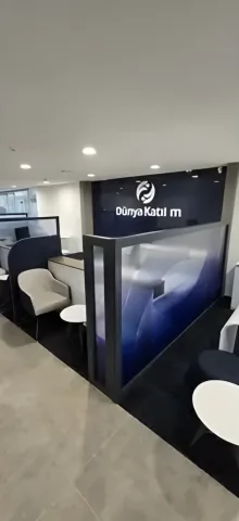 Dünya Katılım logolu duvar ve görüşme bölmesi